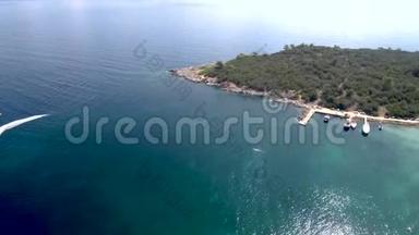 在令人惊叹的碧海中，希腊的佩夫科霍里·哈尔<strong>基迪基</strong>(Pefkohori Halkidiki)用树木和快艇进行空中观景，以无人驾驶飞